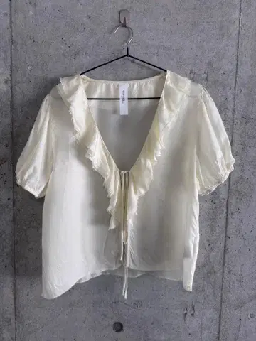 provoke 프로보크 프릴 달린 크림색 반팔 블라우스