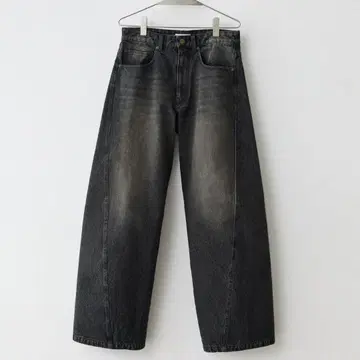 VINTAGE WASHED CURVED DENIM