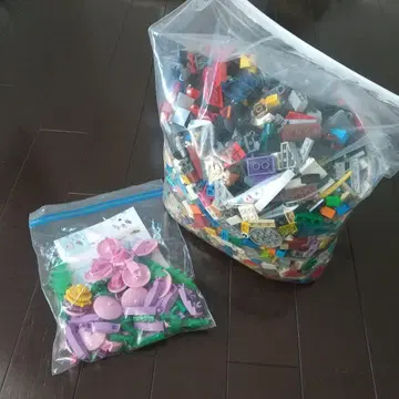 레고 블록과 꽃 부품 세트