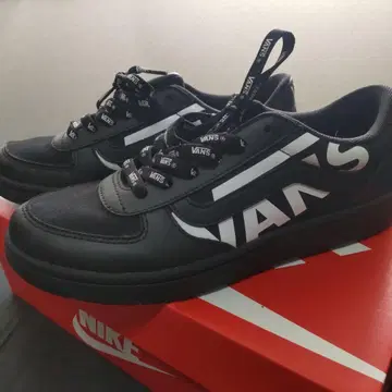 VANS 블랙 화이트 스니커즈