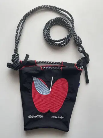 Bull & Chain 빨간 사과 자수 숄더백