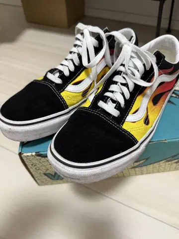 Vans 스니커즈 블랙/노랑/빨간색 프레임 파이어 불꽃