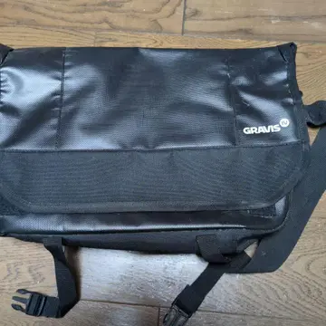 GRAVIS 블랙 메신저백