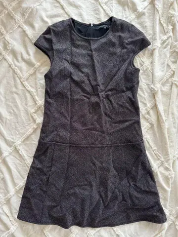 띠어리 라메 그레이 반팔 무릎 기장 원피스