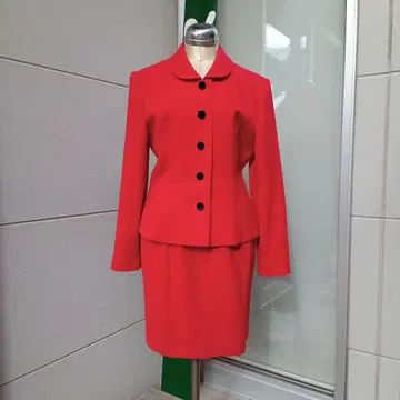레드 자켓과 스커트 셋업