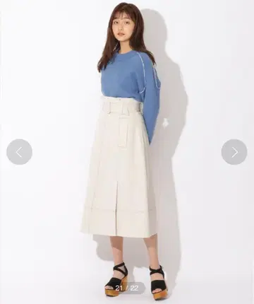 스티치 배색 벨트 포함 턱 플레어 스커트