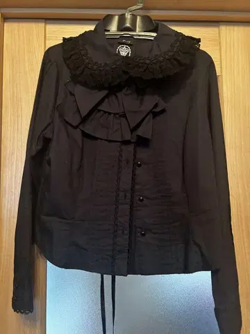 프릴 달린 블랙 셔츠