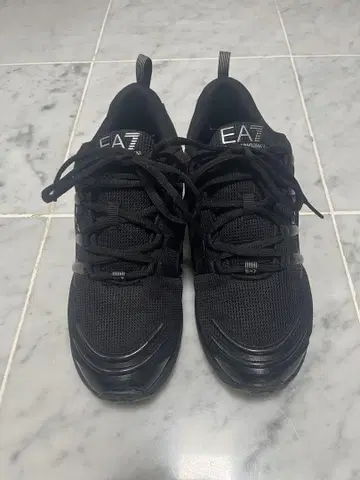EMPORIO ARMANI EA7 블랙 스니커즈