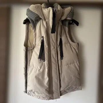 후드 부착 베이지 다운 베스트