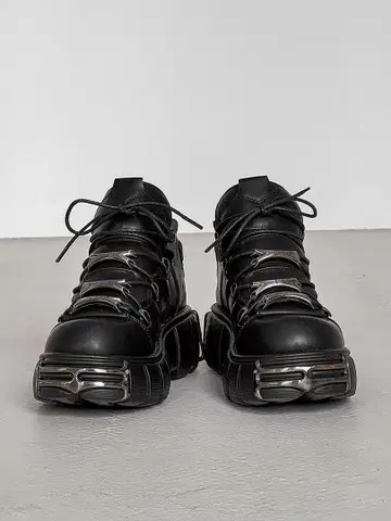 블랙 가죽 하이컷 스니커즈