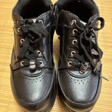 지퍼 달린 블랙 통굽 스니커즈