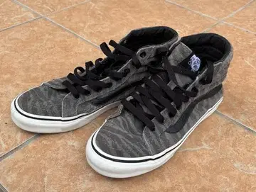 [ 중고품 ] VANS 하이컷 스니커즈 스케이트보드 신발 23.5cm