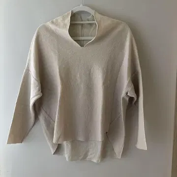 르멜란지 LE MELANGE 크림색 V넥 긴팔 스웨터 상의