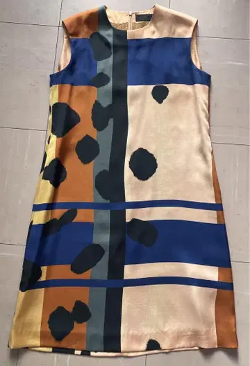 AKIRANAKA 슬리브리스 무릎 기장 원피스