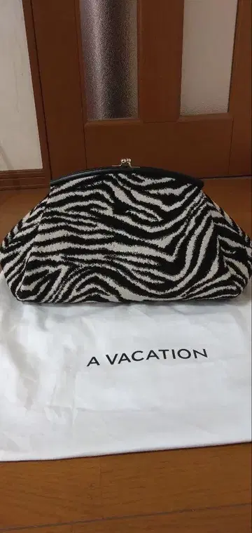 A VACATION 제브라 패턴 클러치백