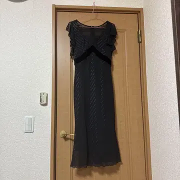 슬리브리스 롱 원피스 블랙 프릴 포함