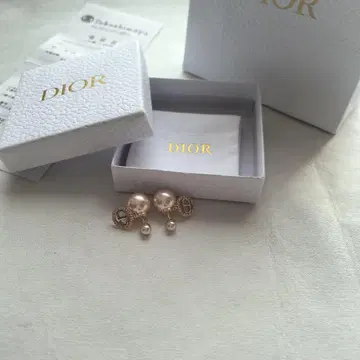 TRIBALES 귀걸이 펄 CD 로고 핑크 큐빅