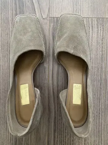 르 탈롱 그리세 베이지 스웨이드 스퀘어토 펌프스