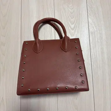 스터드 장식 브라운 핸드백
