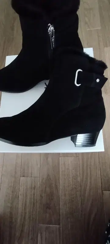 퍼 달린 블랙 스웨이드 앵클부츠