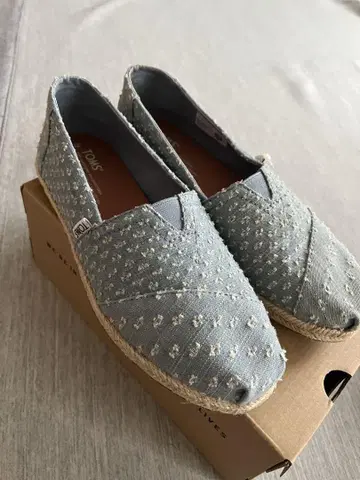 새상품 미사용 TOMS 7 size:24cm. 슬립온 라이트 블루