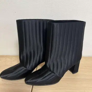 레브로니 블랙 플리츠 디자인 부츠