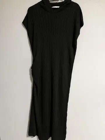 새상품급 [ ZARA ] 리브 후드 부착 슬리브리스 원피스