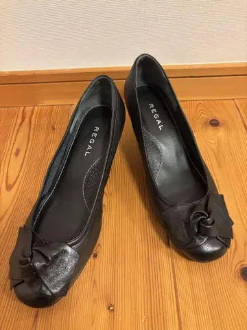 REGAL 블랙 가죽 리본 펌프스