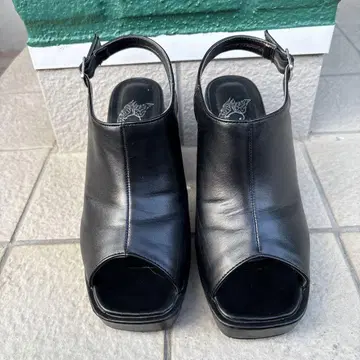 블랙 오픈토 샌들