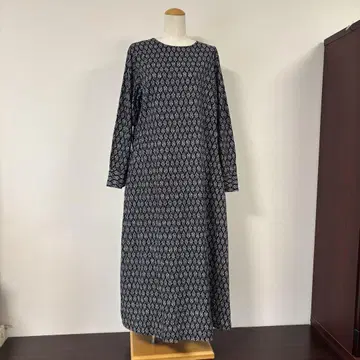 블랙 베이스에 꽃무늬 롱 원피스 긴팔
