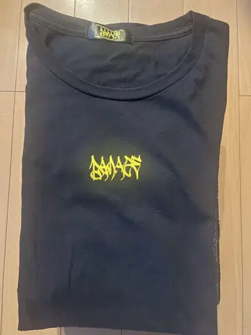 흠집 블랙 T셔츠