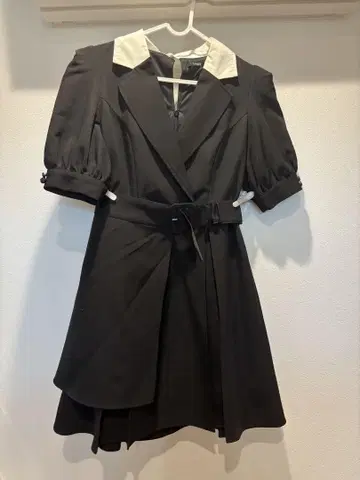 EATME 블랙 카라 부착 미니 원피스