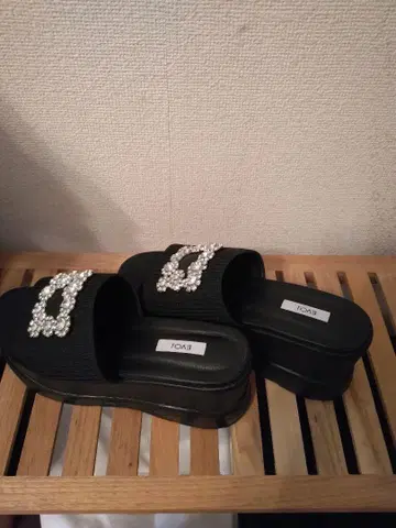 이볼 제네시스 장식 블랙 통굽 샌들