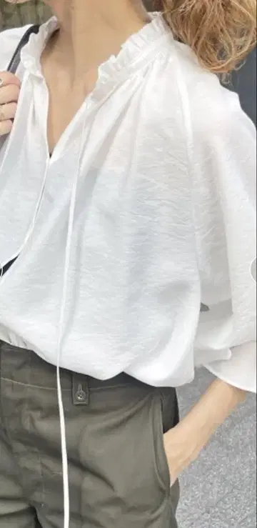 스픽 앤 스팬 하이브리트 프릴 칼라 볼륨 슬리브 블라우스