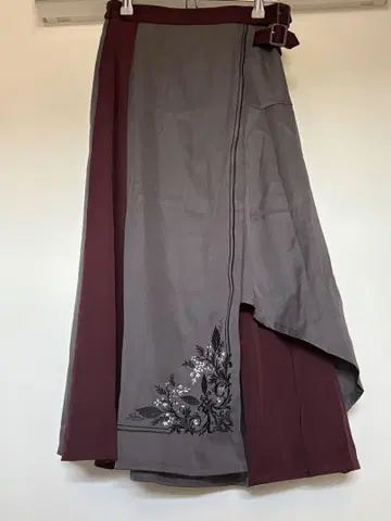 액시즈 그레이와 와인 레드의 플레어 롱 스커트