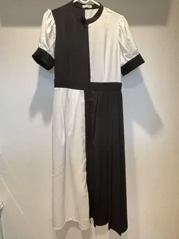 axes femme 투톤 컬러 플리츠 드레스