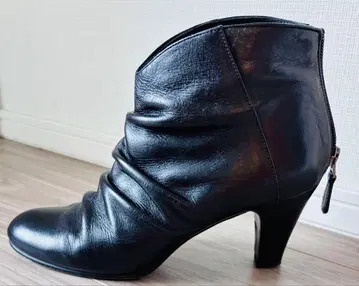 새상품급 츠모리치사토 가죽 숏부츠