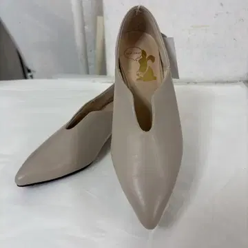 비에도 신을 수 있는 천연 가죽 펌프스