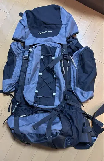 Quechua 대형 백팩 그레이/블랙