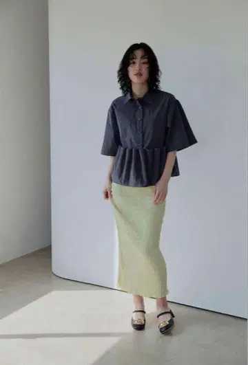 MEER. HEM WAVE BLOUSE 차콜 그레이