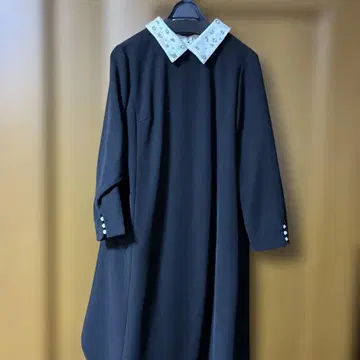 비쥬가 달린 화이트 카라의 블랙 원피스 스트로베리