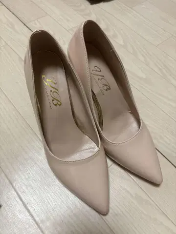 베이지 스틸레토 하이힐