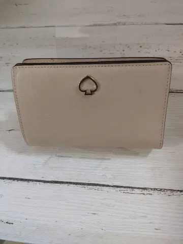 Kate Spade 베이지 이단 접이식 지갑