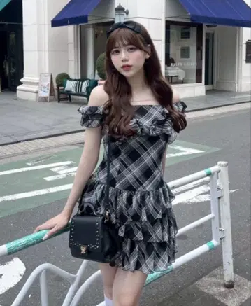 오프숄더 블랙 계열 체크 미니 원피스