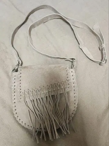 베이지 스웨이드 프린지 숄더백