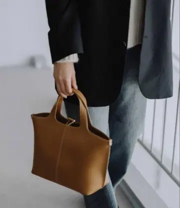 인하! 새상품급 LUMEN TOTE BAG 탄 브라운