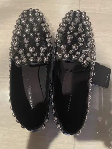 ZARA 비쥬 장식 블랙 로퍼