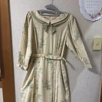 꽃무늬 크림색 원피스