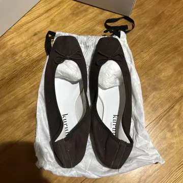 다크 브라운 플랫슈즈 리본 포함 kurun tokyo
