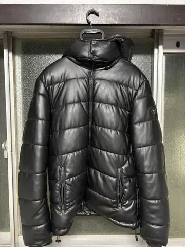 GUESS 블랙 다운 자켓 후드 부착